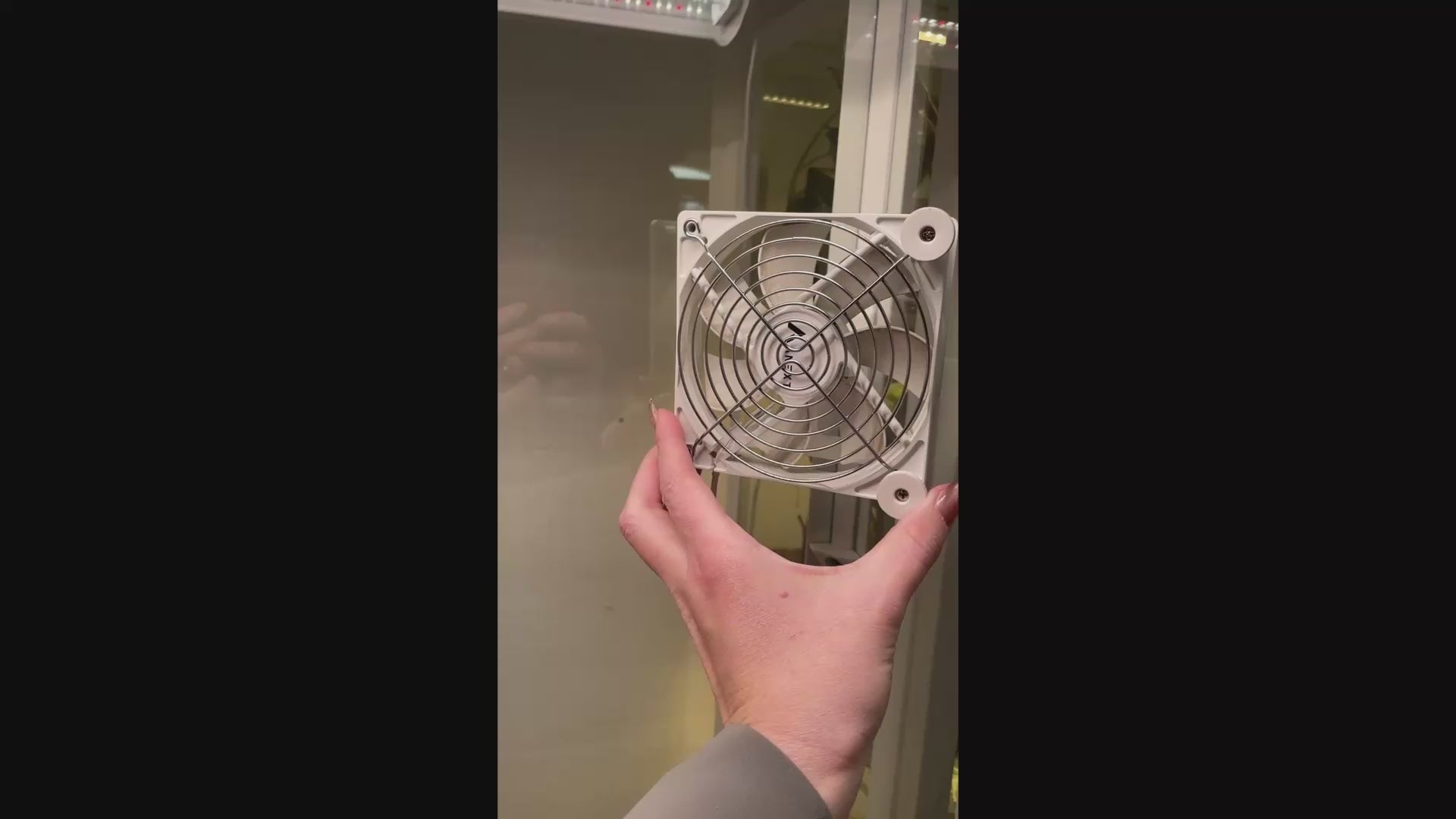 video demonstrating how the corner fan mount works