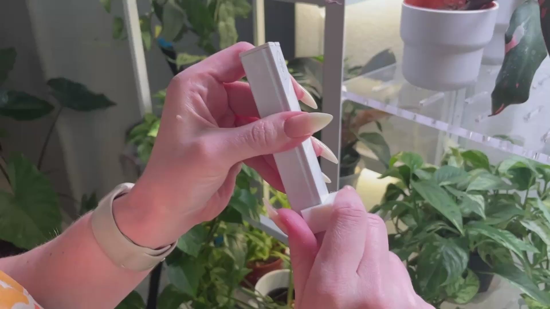 video showing how the magnetic barrina t5 mounts work